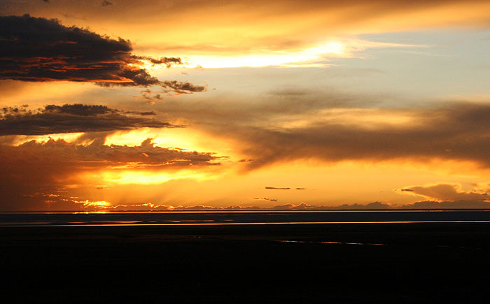 BO0409SK_uyuni-A-salty-sunset.jpg [&copy; Last Frontiers Ltd]