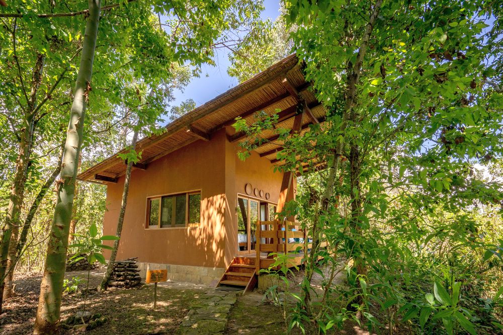 PE2200GN03_gocta-natura-gallito-de-las-rocas-cabin.jpg [© Last Frontiers Ltd]